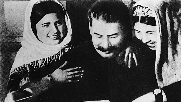 Sovětský diktátor Josif Stalin po boku nejmladší nositelky Leninova řádu, jedenáctileté Mamlakat Nachangovové (vlevo)