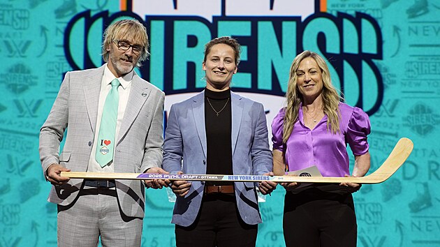 Kristýna Kaltounková (uprostřed) pózuje na draftu PWHL, z prvního místa si ji... Kristýna Kaltounková (uprostřed) pózuje na draftu PWHL, z prvního místa si ji...