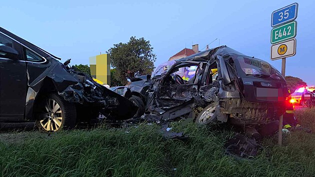 Při nehodě tř&iacute; aut u Rozběřic se zranilo pět lid&iacute;. (22. června 2025)