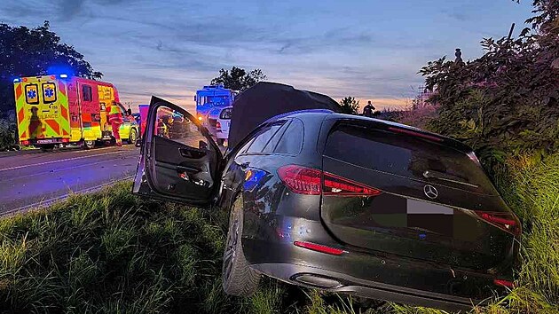 Při nehodě tř&iacute; aut u Rozběřic se zranilo pět lid&iacute;. (22. června 2025)