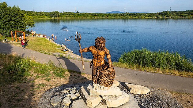 Karvinské moře má nového strážce - sochu Neptuna - jehož autorem je karvinský řezbář Karel Buchta.