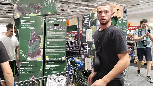 Nákupní šílenství v outletu společnosti Lidl v Olomouci