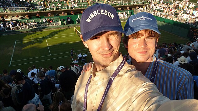 Karel „Kovy“ Kovář a jeho snoubenec Miroslav Romaniv na Wimbledonu.