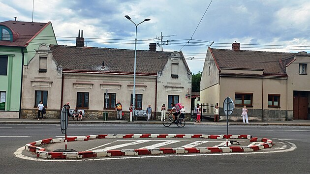 Řidičům se od nemocnice velmi špatně najíždí na Kyjevskou ulici. Auta ve špičce křižovatku často ucpou. (3. července 2025)