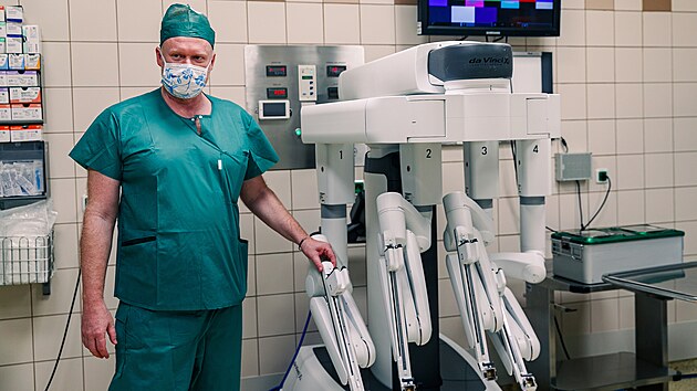 Olomouck&aacute; fakultn&iacute; nemocnice si poř&iacute;dila druh&yacute; robotick&yacute; operačn&iacute; syst&eacute;m da Vinci. Ten simuluje pohyby lidsk&yacute;ch rukou v těle pacienta, ale z&aacute;krok prov&aacute;d&iacute; přes vpichy v kůži nebo &uacute;stn&iacute; dutinu.