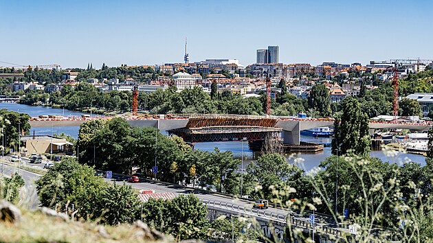 Bednění a pomocná konstrukce pod střední části mostu. (30. června 2025)