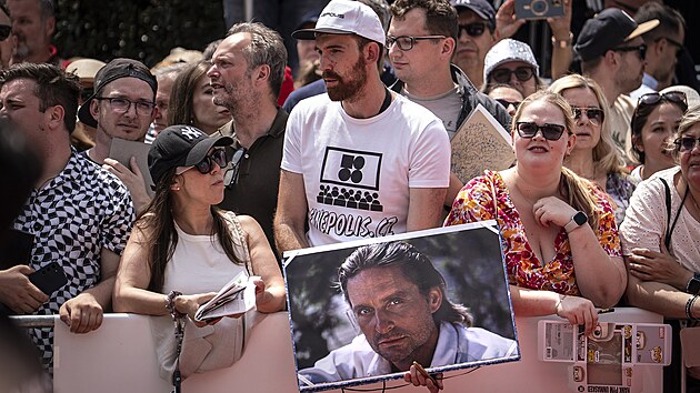 Diváci čekají před Thermalem na příjezd Michaela Douglase. (5. července 2025)