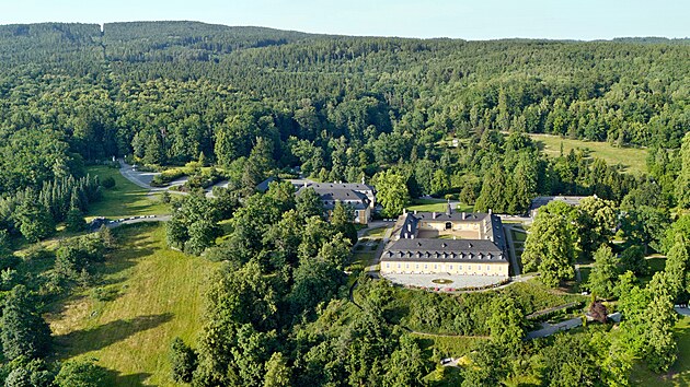 Z&aacute;mek Kozel ve &Scaron;ť&aacute;hlavic&iacute;ch na Plzeňsku, v pozad&iacute; vrch Mar&scaron;&aacute;l (17. června 2025)