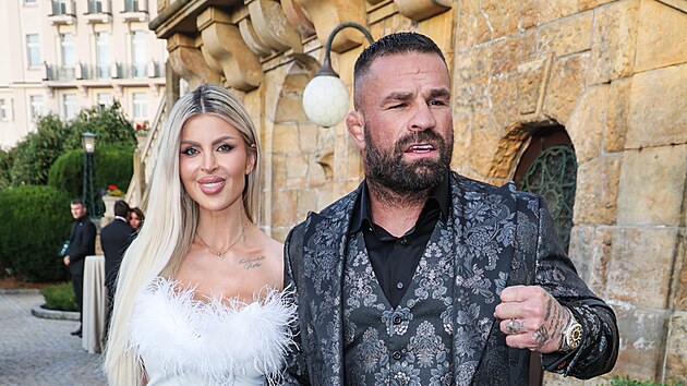 Lela Vémola a Karlos Vémola na party Progresus v Karlových Varech (8. července 2025)