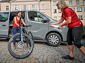 Květu Dvořáčkovou vítali v Táboře na náměstí její známí sektem. Květu Dvořáčkovou vítali v Táboře na náměstí její známí sektem.
