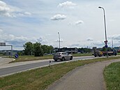 V místech, kde jsou pruhy na levé straně silnice, řidiči vjedou na nájezd,... V místech, kde jsou pruhy na levé straně silnice, řidiči vjedou na nájezd,...