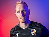 Plzeňský obránce Václav Jemelka předvádí novou třetí sadu dresů pro sezonu...