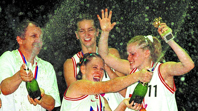České basketbalistky slaví zlato na mistrovství světa do 19 let v Brně, v... České basketbalistky slaví zlato na mistrovství světa do 19 let v Brně, v...