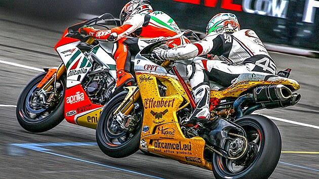 Jakub Smrž a Max Biaggi při závodě superbiků v nizozemském Assenu. (foto z výstavy Marka Paulíčka k jeho 60. narozeninám)