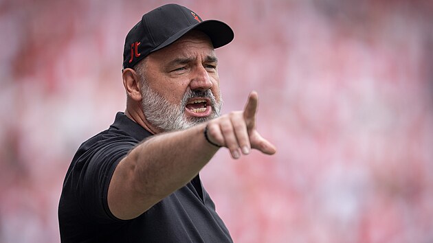 Trenér Jindřich Trpišovský ze Slavie Praha dává pokyny v přípravném utkání... Trenér Jindřich Trpišovský ze Slavie Praha dává pokyny v přípravném utkání...