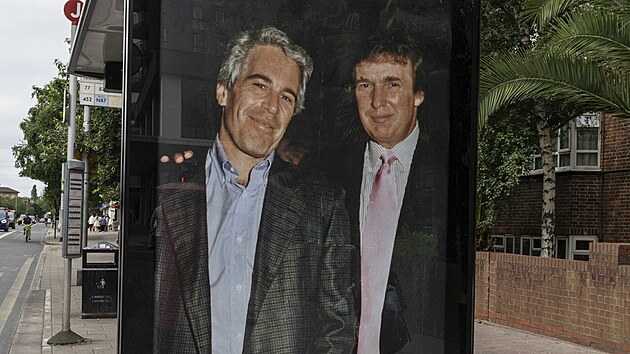 Autobusová zastávka v Londýně nedaleko americké ambasády, kde aktivisté vylepili plakát s prezidentem Donaldem Trumpem a Jeffrey Epsteinem. (17. července 2025)