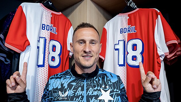 Slávistický kapitán Jan Bořil s novými dresy v čerstvě otevřeném fanshopu.