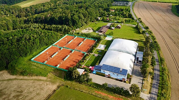 Zl&iacute;n brzy koup&iacute; tenisov&yacute; are&aacute;l na Mladcov&eacute;. Vedle kurtů chce postavit hři&scaron;tě pro ragbisty a baseballisty. (červenec 2025)