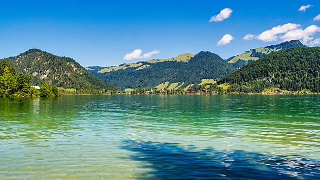 Jezero Walchsee v rakouském regionu Kaiserwinkl Jezero Walchsee v rakouském regionu Kaiserwinkl