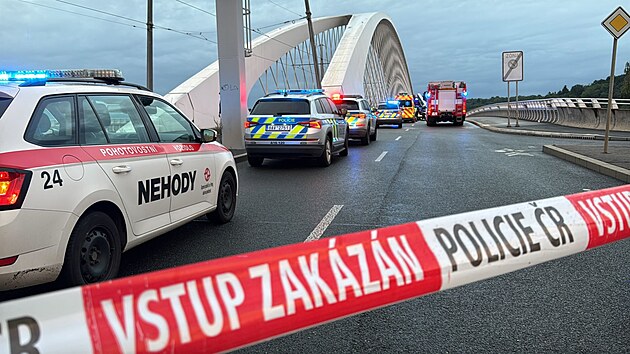 Tragédie na Trojském mostě. Mladý muž nepřežil pád do kolejiště. (12. července... Tragédie na Trojském mostě. Mladý muž nepřežil pád do kolejiště. (12. července...