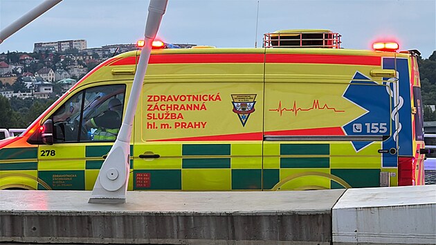 Tragédie na Trojském mostě. Mladý muž nepřežil pád do kolejiště. (12. července 2025)