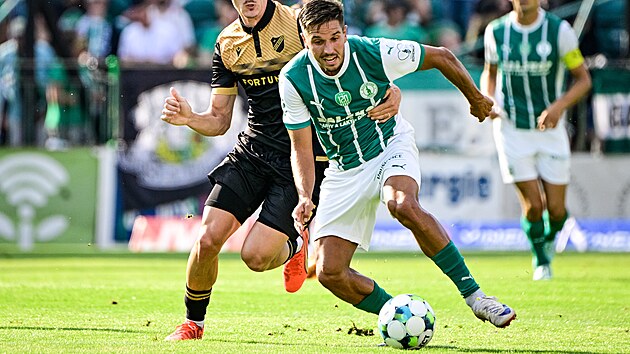 Ostravský Jiří Boula se snaží přerušit akci Aleš Čermák z Bohemians. Ostravský Jiří Boula se snaží přerušit akci Aleš Čermák z Bohemians.