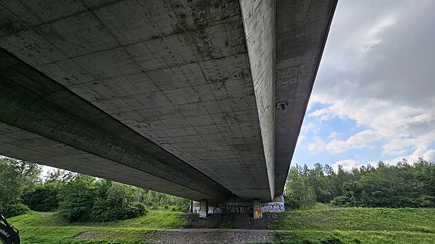 Současn&yacute; stav mostu přes Ostravici v ulici Na Karolině je v&iacute;ce než žalostn&yacute;. (18. dubna 2025)