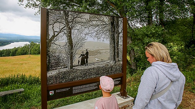 Velkoformátové dobové fotografie Josefa Seidela zdobí na panelech tři místa v Horní Plané na Českokrumlovsku.