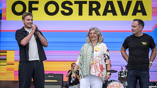 Zahájení: umělecký šéf Filip Košťálek (vlevo) a zakladatelka Zlata Holušová (uprostřed) Colours of Ostrava 2025, první den festivalu (16. července 2025)