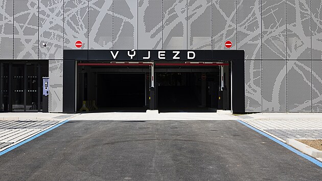 V Brně otevřel nový parkovací dům. Uvnitř je místo pro 393 aut, v okolí pro další více než dvě stovky. (15. července 2025)