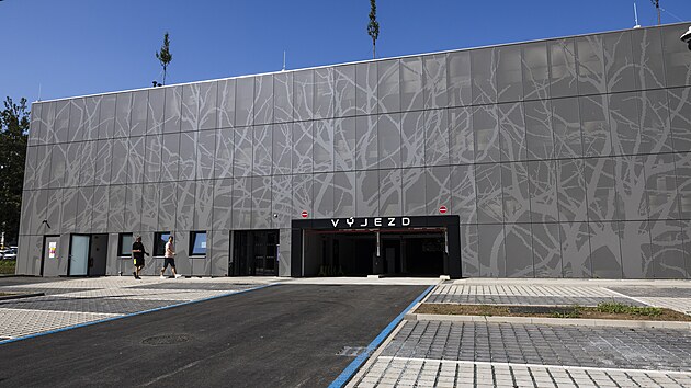 V Brně otevřel nový parkovací dům. Uvnitř je místo pro 393 aut, v okolí pro další více než dvě stovky. (15. července 2025)