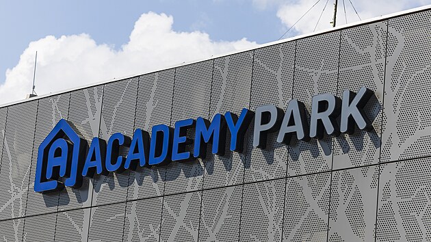 V Brně otevřel nový parkovací dům. Uvnitř je místo pro 393 aut, v okolí pro další více než dvě stovky. (15. července 2025)