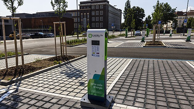 V Brně otevřel nový parkovací dům. Uvnitř je místo pro 393 aut, v okolí pro...