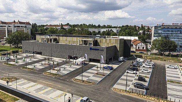 V Brně otevřel nový parkovací dům. Uvnitř je místo pro 393 aut, v okolí pro další více než dvě stovky. (15. července 2025)