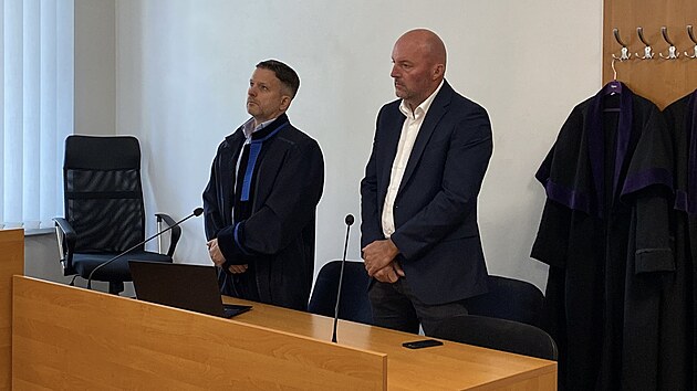 Zdeněk Holzknecht (vpravo) s obhájcem Pavlem Mollerem při čtení rozsudku. (11.... Zdeněk Holzknecht (vpravo) s obhájcem Pavlem Mollerem při čtení rozsudku. (11....