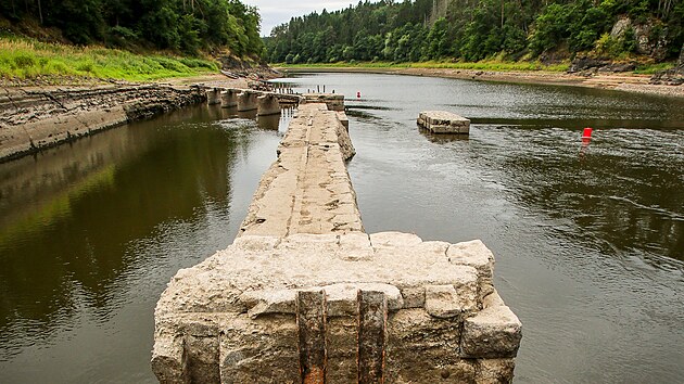 Zbytky Nového mlýna a jezu v původním korytě Vltavy.