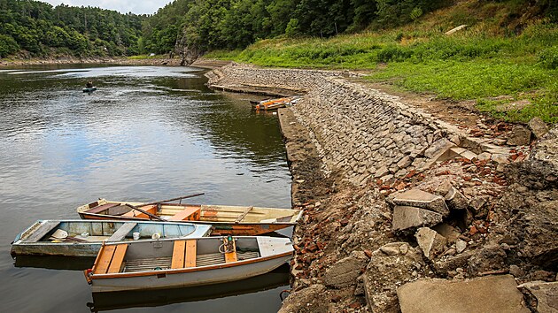 Kvůli nedostatku vody museli vodohospodáři uzavřít plavební komoru na Kořensku. Odtud je řeka pro lodě až na Orlík nesplavná.
