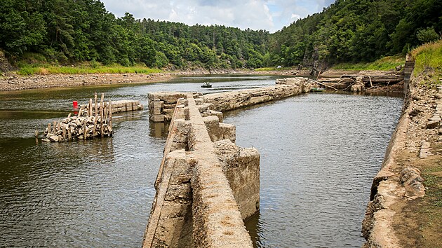 Při nízkém stavu vody se nám odhalí jez s retardérovou propustí, která je 63 metrů dlouhá, a proto se brzy stala mezi vodáky slavnou a velice oblíbenou a vyhledávanou. Nedaleko stál od roku 1720 vodní mlýn a v roce 1929 byla na tomto místě vystavěna moderní elektrárna, která zásobovala elektřinou pivovar v Protivíně.