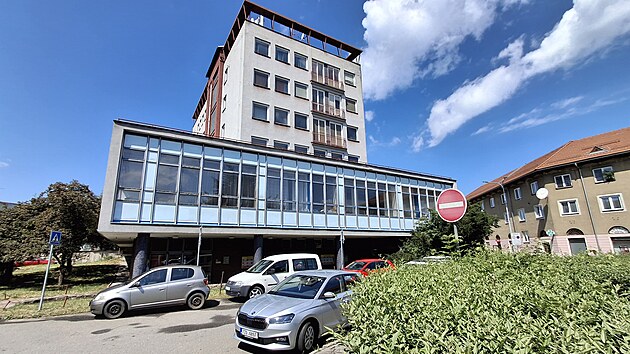 Budova České pošty na náměstí Míru v Rožnově pod Radhoštěm (červenec 2025)