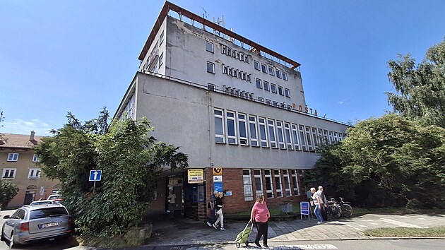 Budova České pošty na náměstí Míru v Rožnově pod Radhoštěm (červenec 2025)