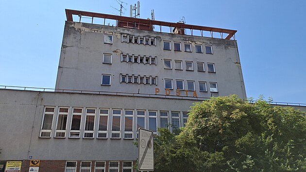 Budova České pošty na náměstí Míru v Rožnově pod Radhoštěm (červenec 2025)