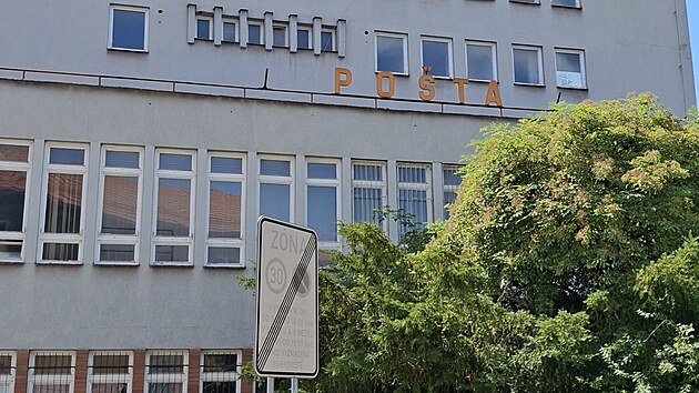 Budova České pošty na náměstí Míru v Rožnově pod Radhoštěm (červenec 2025)