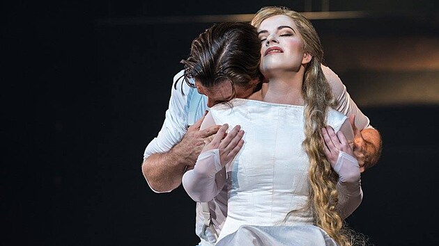 Sopranistka Doubravka Novotná jako Ofélie v Hamletovi