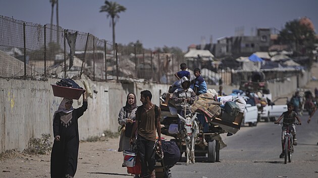 Palestinci prchají z Dajr Balahu v Pásmu Gazy poté, co izraelská armáda vydala příkaz k evakuaci před očekávanými operacemi v oblasti. (20. července 2025)