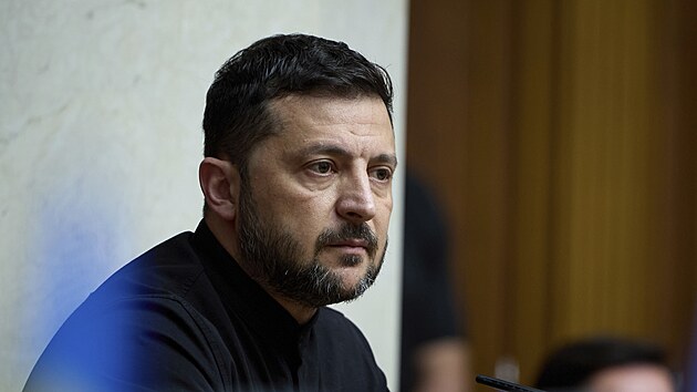 Ukrajinský prezident Volodymyr Zelenskyj se účastní zasedání parlamentu v Kyjevě. (17. července 2025)