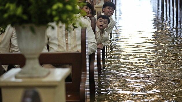 Filipíňané uspořádali svatbu v povodní zatopeném kostele. (22. července 2025)