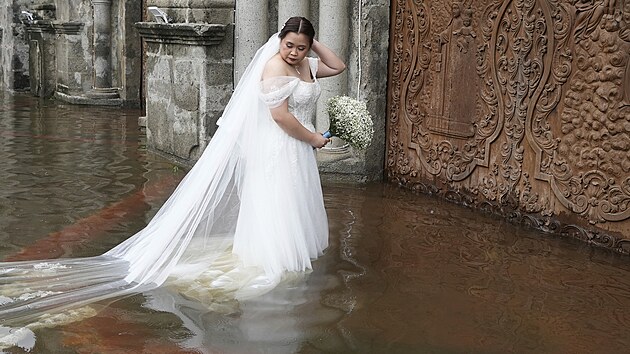 Filipíňané uspořádali svatbu v povodní zatopeném kostele. (22. července 2025)