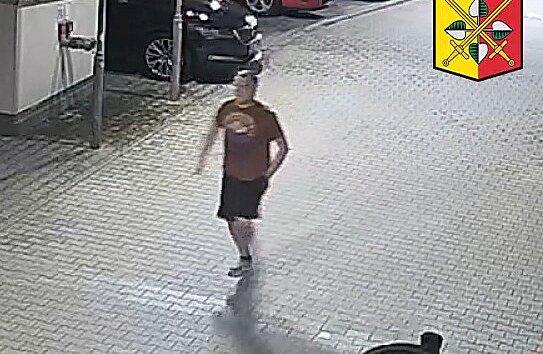 Pražští policisté pátrají po muži na záběru, pokud ho poznáváte, kontaktujte prosím linku 158. (26. května 2025)