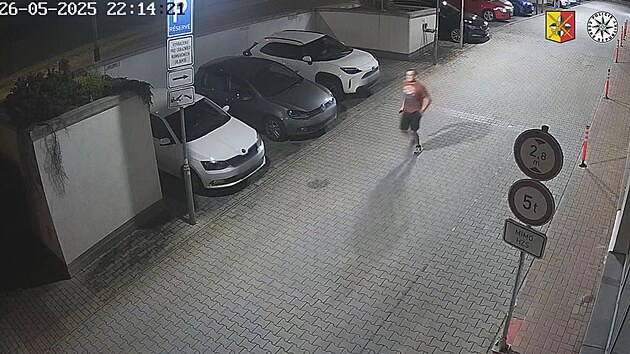 Pražští policisté pátrají po muži na záběru, pokud ho poznáváte, kontaktujte prosím linku 158. (26. května 2025)