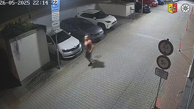 Pražští policisté pátrají po muži na záběru, pokud ho poznáváte, kontaktujte prosím linku 158. (26. května 2025)